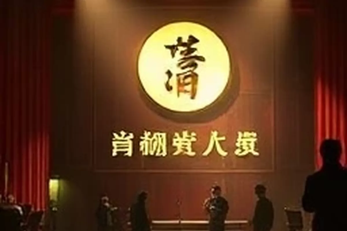 横版主推封面，展示首页精选作品排列与分类标签入口